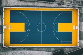 开云APP-当F1赛道与NBA球场共享同一套心跳，极限争冠的终极隐喻