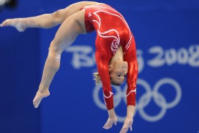 开云体育平台APP-德罗赞生死战接管比赛！鹈鹕爆冷终结雄鹿王朝，西决上演孤胆英雄传奇